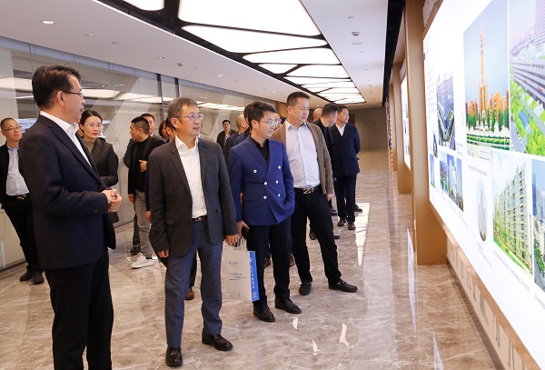 首期河南省民营企业素质提升工程研修班企业家一行参观集团公司总部.jpg 首期河南省民营企业素质提升工程研修班企业家一行参观集团公司总部.jpg