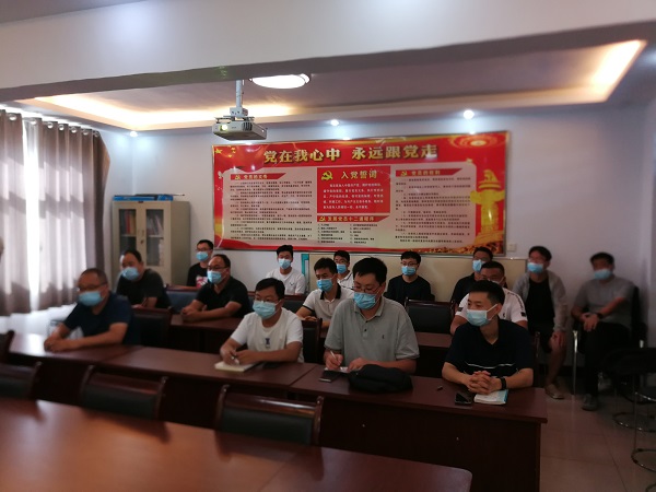 2、参加技术援助的集团公司工程技术人员.jpg 2、参加技术援助的集团公司工程技术人员.jpg