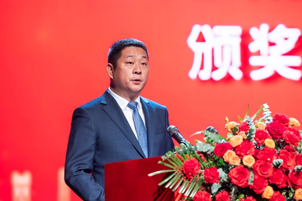 9集团公司总经理冯战光宣读表彰通知.jpg 9集团公司总经理冯战光宣读表彰通知.jpg