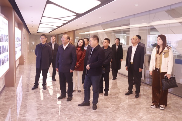 集团公司董事长祝建明陪同孙秘书长一行参观华体会手机网页版长廊.jpg