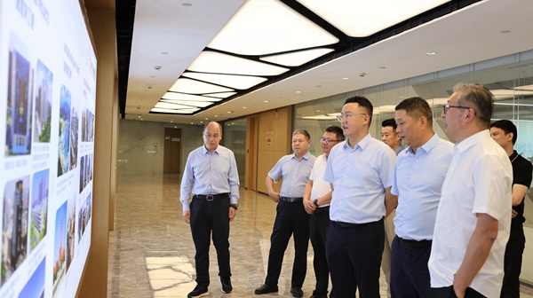 参观文化长廊.jpg 参观文化长廊.jpg
