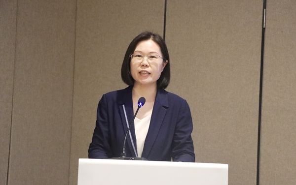 集团总经理助理兼综合事务部部长张岚主持开班仪式.jpg